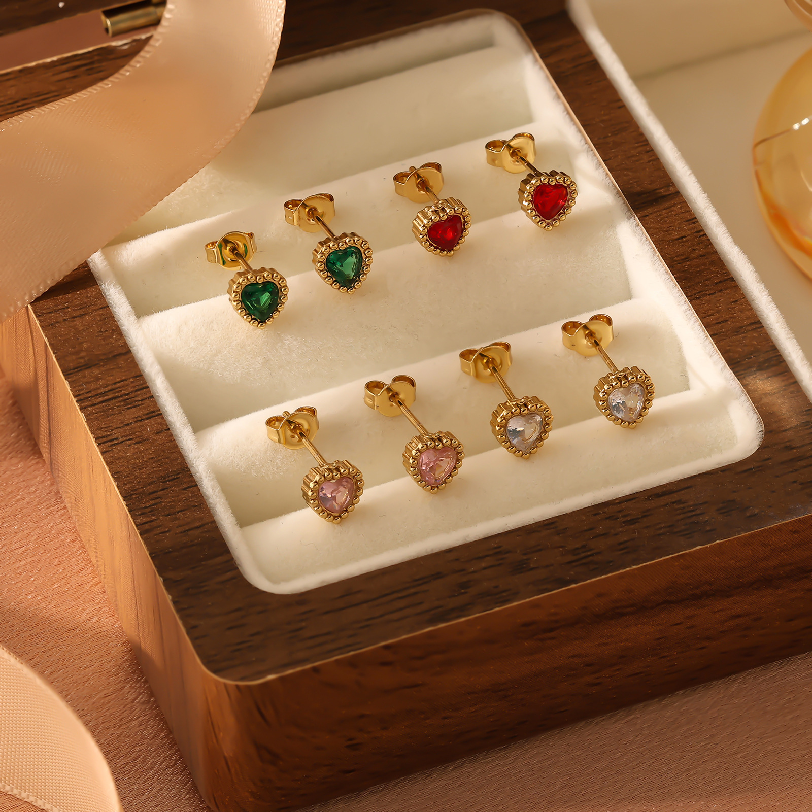 Unique Exquisite Sweet Heart-Shaped Stainless Small with Inlaid Dias Simple Versatile Gold-Plated Titanium Steel Earrings