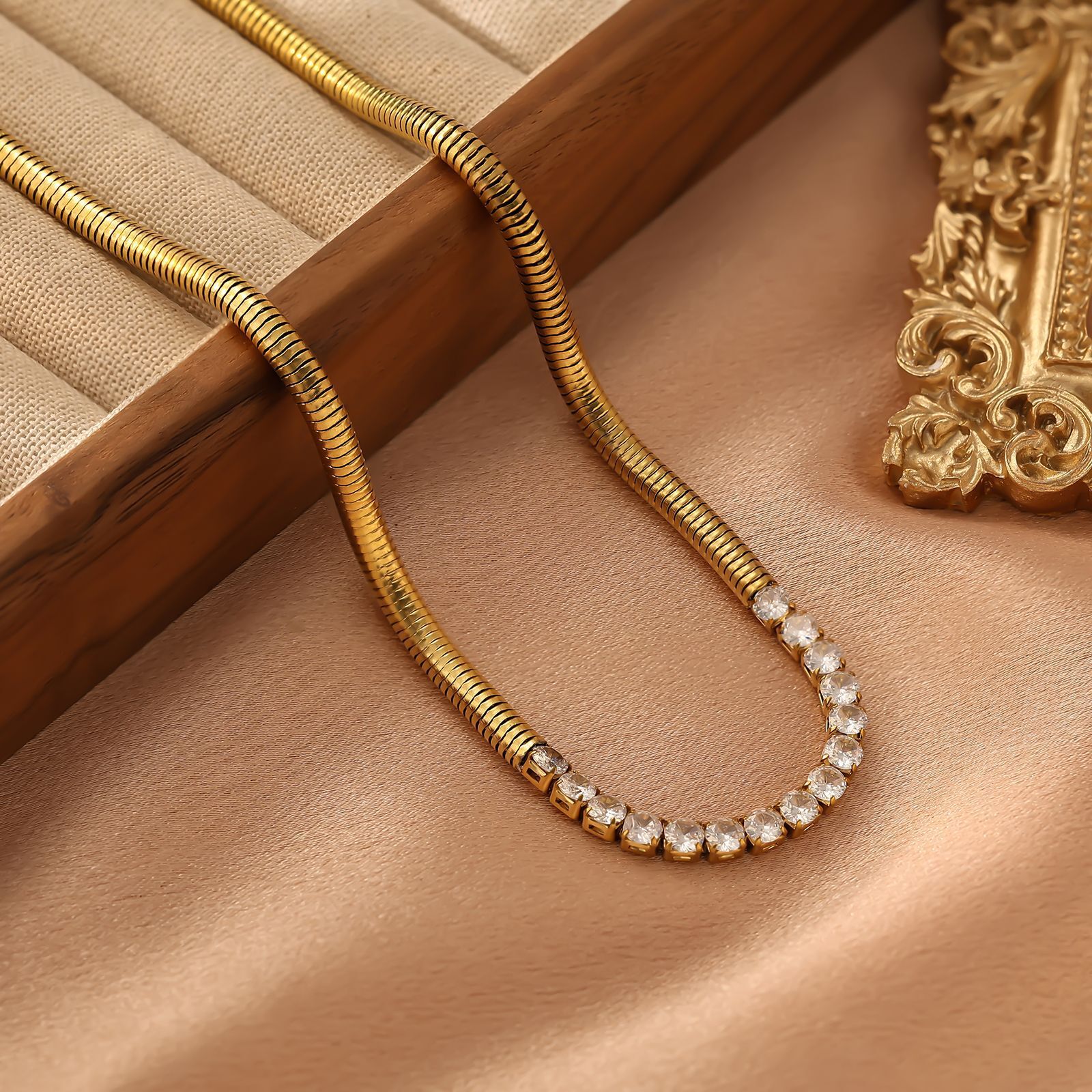 High-End Necklace for Women Inlaid with Artificial Zircon Clavicle Chain Fashion Jewelry Titanium Steel Non-Fading Light Personality