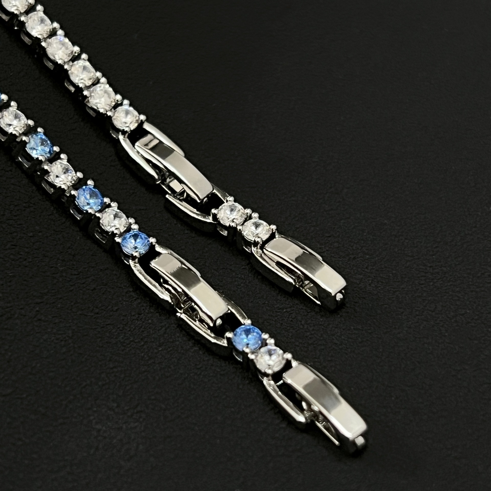 Luxury Female Wrist Ornament: Intricate Design of Brilliance Combining A Dazzling Stone