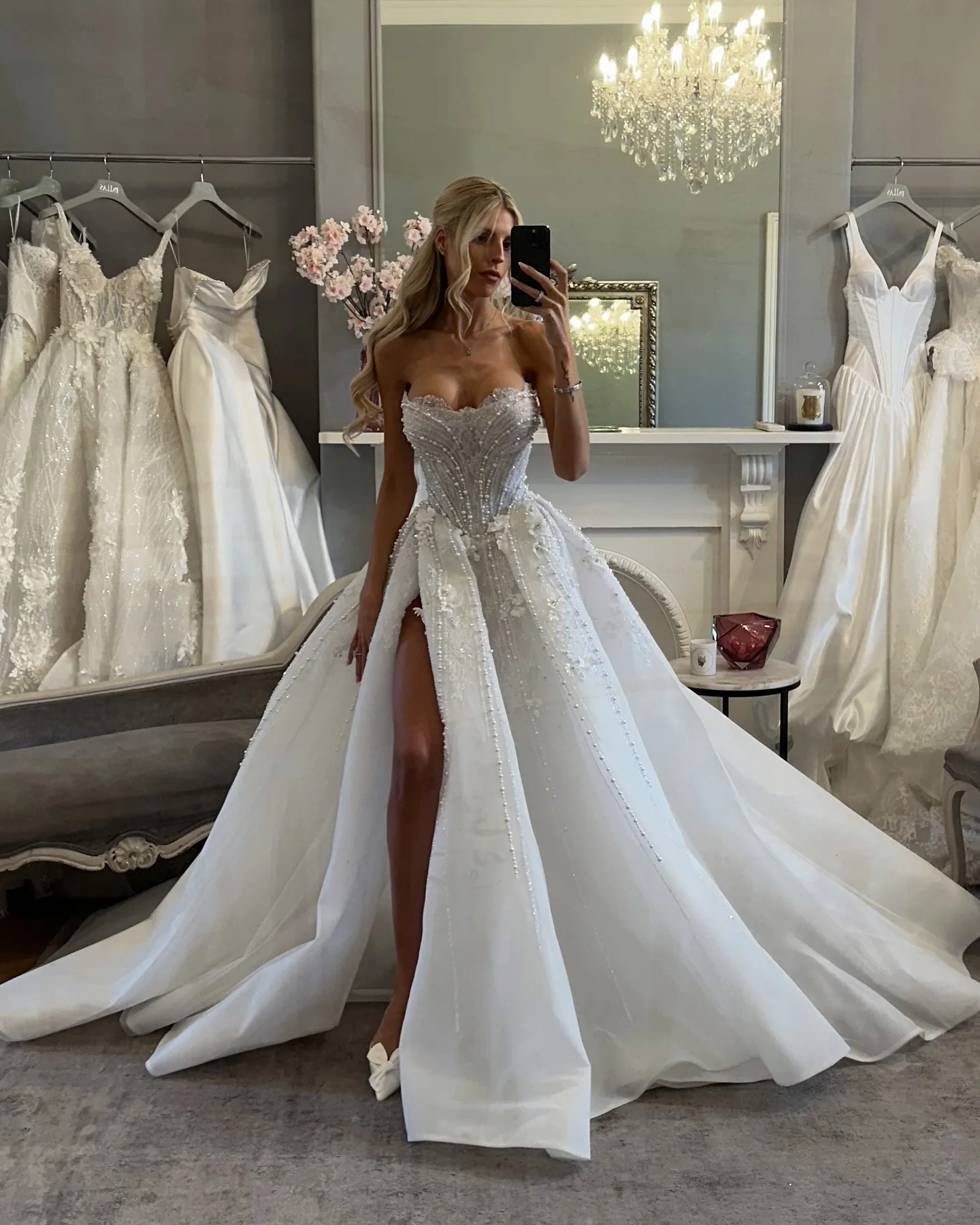Elegant A Line Wedding Dress For Women Strapless Sleeveless Bridal Gown Appliques Pearls Lace Split Side Sweep Train Dresses Custom Made vestidos de n