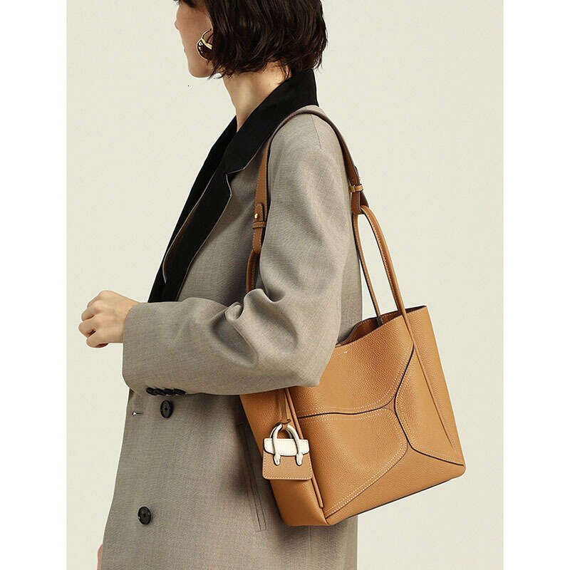 Spring Summer Crossbody Large Capacity Single Shoulder Cowhide Handbag Women High end Commuter Tote Genuine Leather s Bag