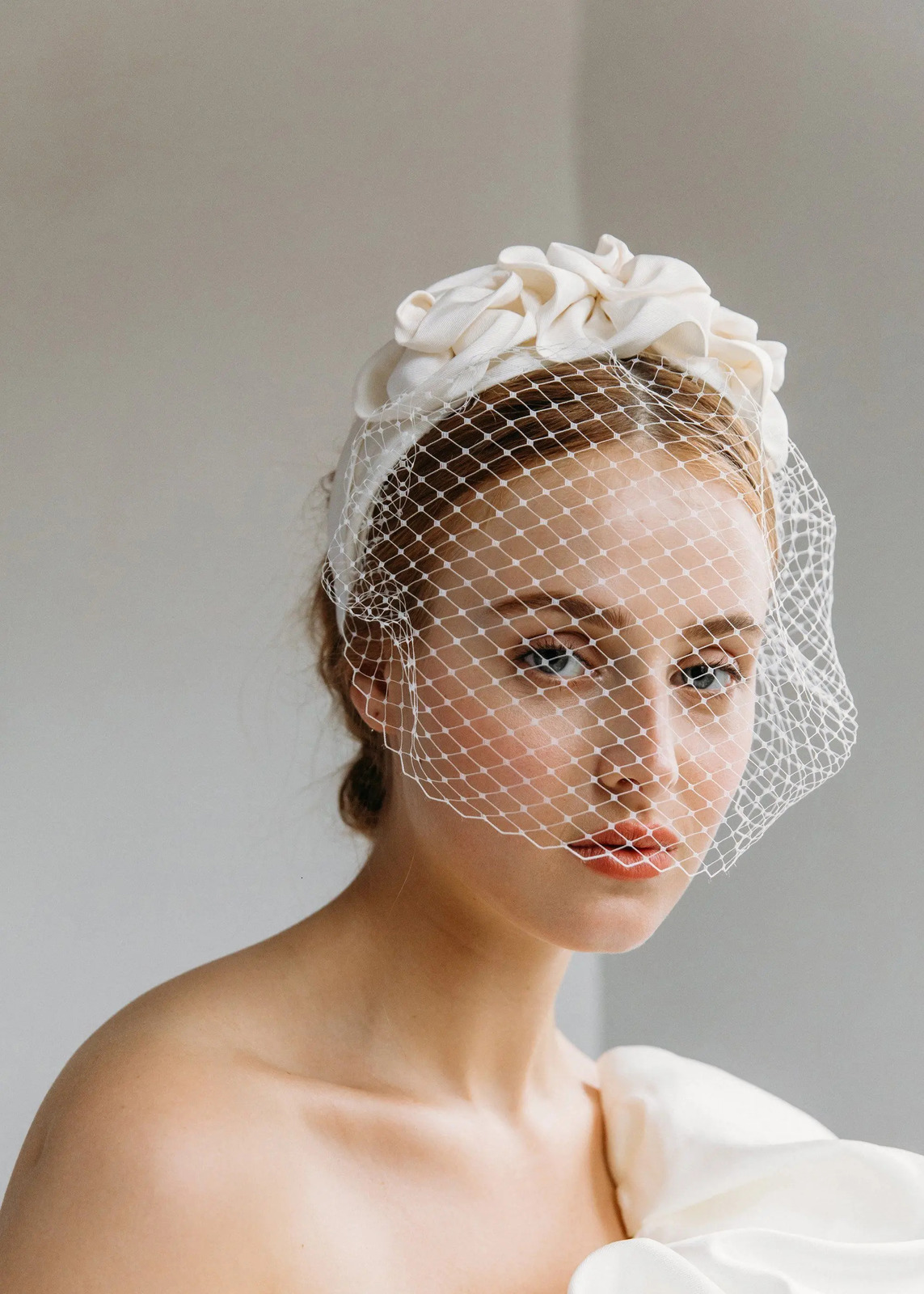 White Birdcage Veil for Bridal White Handmade Flowers Wide Hair Band Headband Veil Vintage Wedding Accessories Fascinators 250530