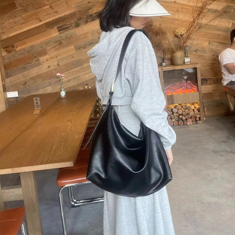 designer 2025 Korean Style Spring New Tote Bag for Women Simple Fashion Large Capacity Commuter Bag Trendy Soft Minimalist Crossbody Bag