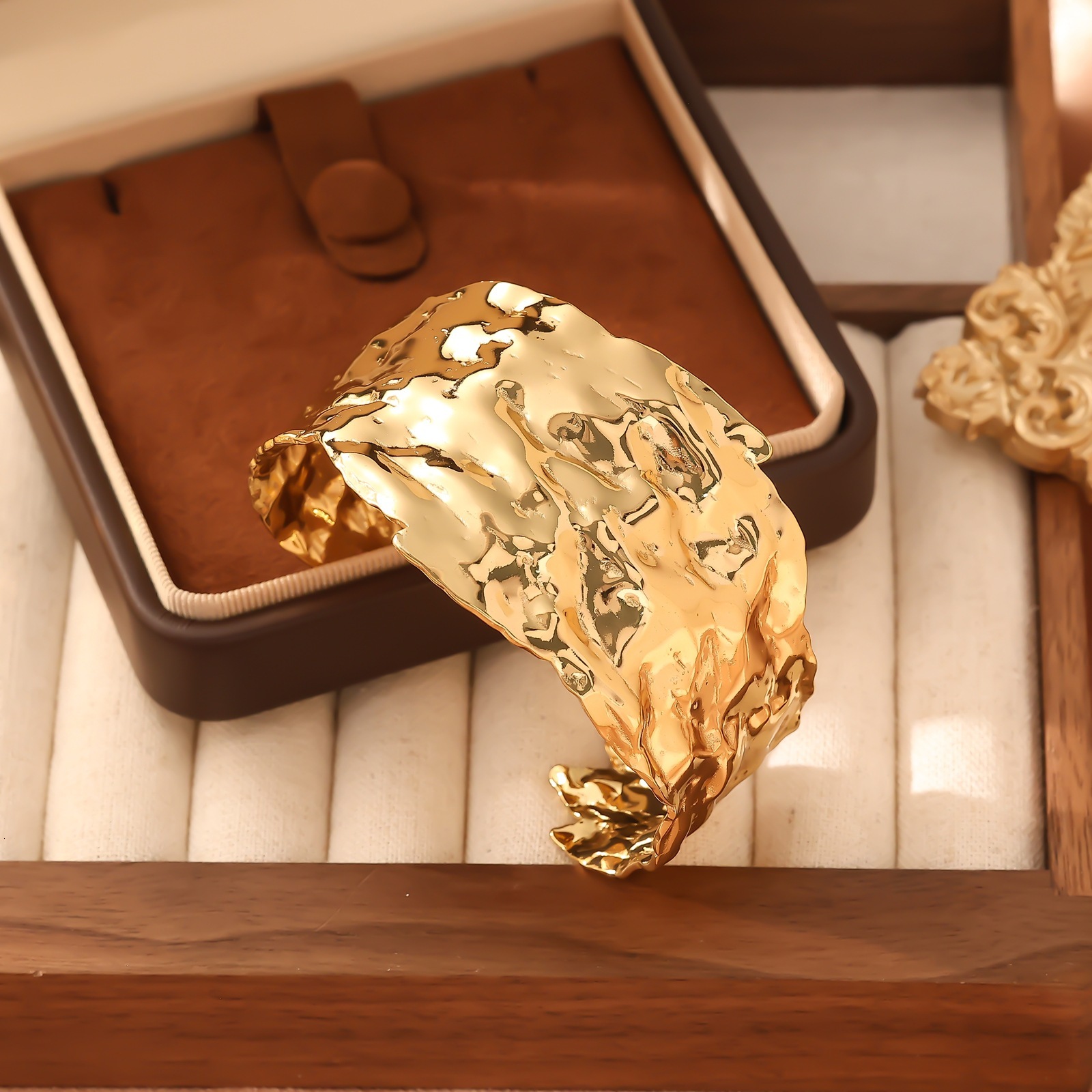 New Gold Stainless Steel Wood Grain C-Shaped Wrinkled Niche Design Style Fashion Bracelet