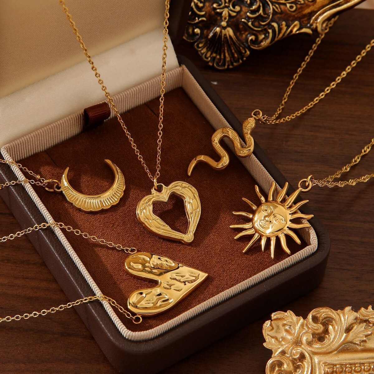 Fashion Stainless Steel Jewelry Simple Heart-Shaped Pendant Exquisite Oil Pressed Texture Gold Hollow Women's Style