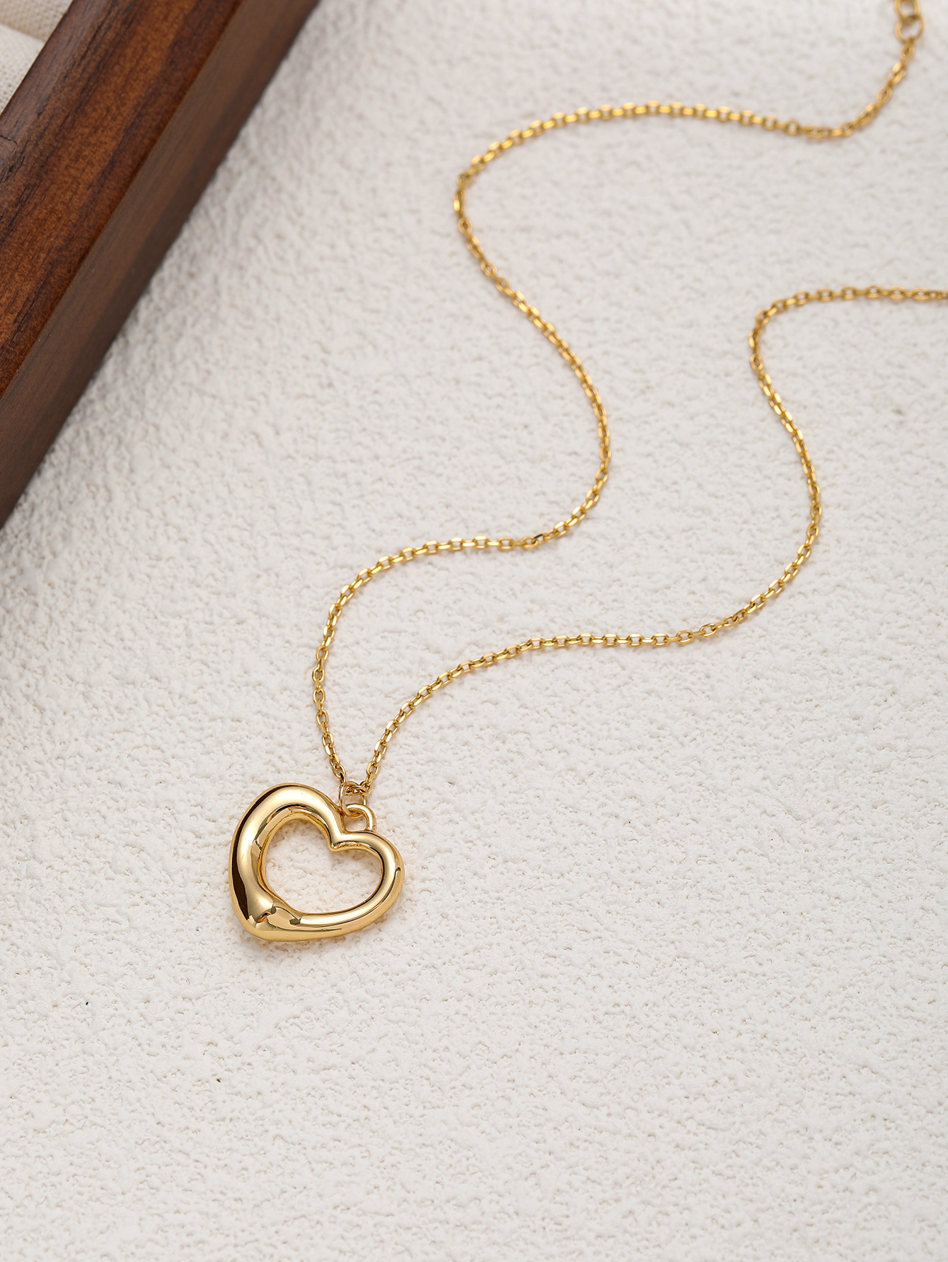 Brand New Heart Necklace Simple Women's High Version Heart-Shaped Hollow Pendant Advanced Collarbone
