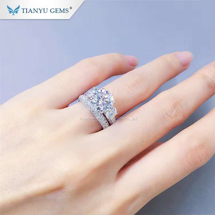 New Arrival Customized THREE Stone Moissanite White Gold Ring for Wedding Bands Engagement Ring One Set