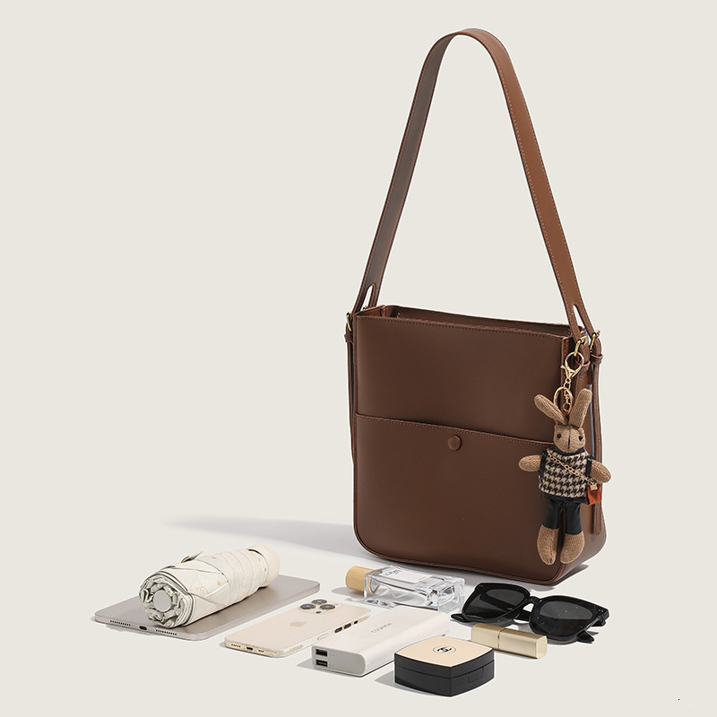 designer Large Capacity Bag for Women 2025 New Trendy Stylish Ins Retro Autumn Winter Shoulder Bag Niche Design Commuter Bag