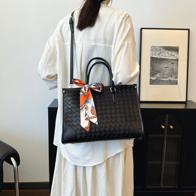 Free Shipping Designer Bag This Years Popular Trend Is Simple And Versatile Large Capacity For Womens 2025 New Shoulder Bags High-end Tote Bags