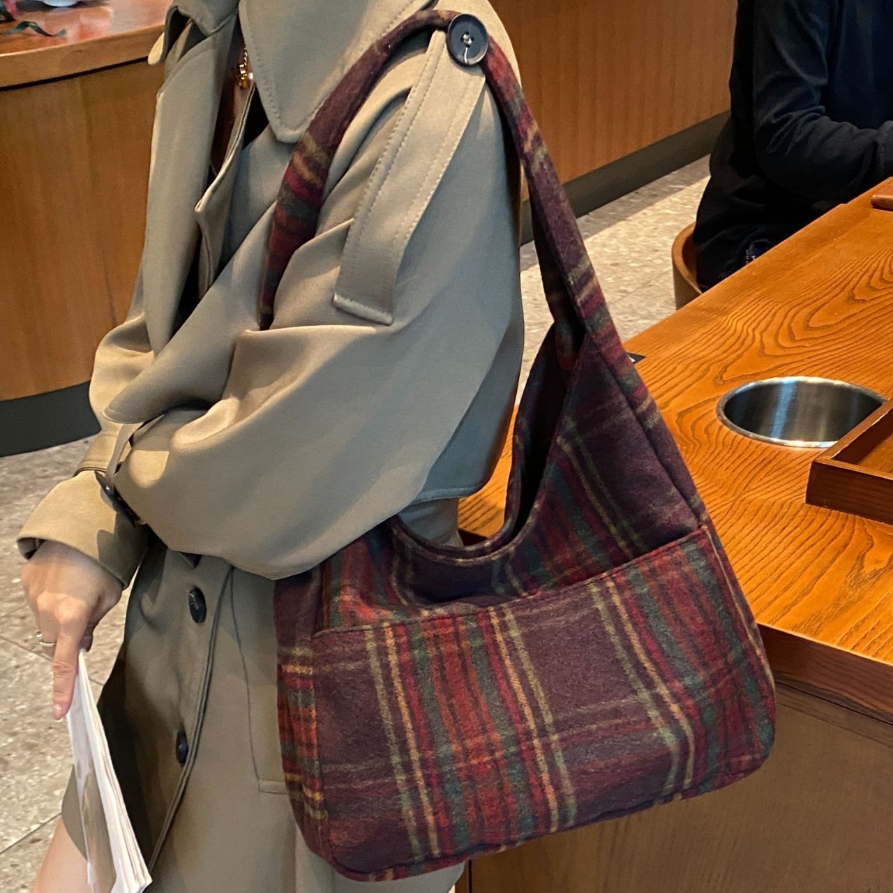 designer Versatile Ins Style Crossbody Bag for Women 2025 New Trend Retro Wool Plaid Tote Bag College Style Large Capacity Bag