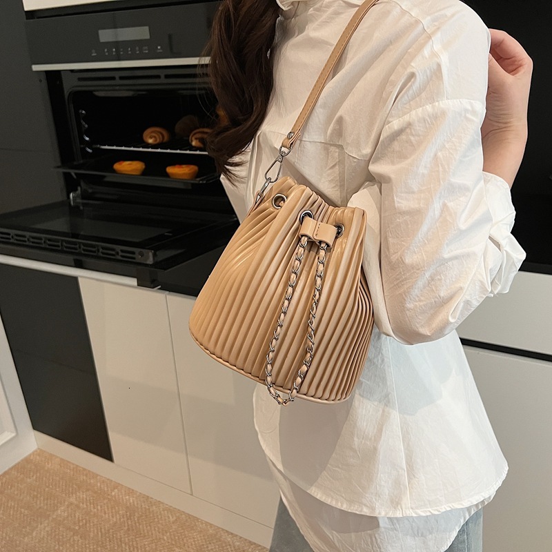 designer Cross-border Niche Design Pleated Drawstring Bucket Bag for Women 2025 New Summer Korean Fashion Versatile Shoulder Crossbody Bag