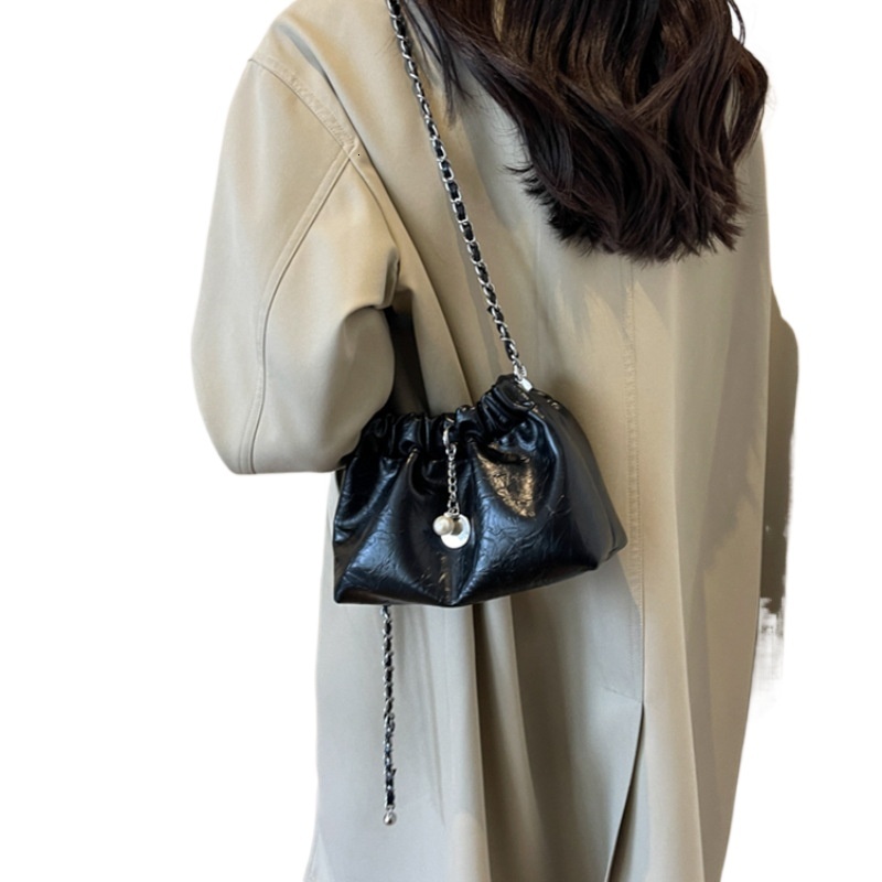 designer 2025 New Autumn Winter Fashion Trend Crossbody Bag Soft Leather Bag for Women Unique Design Black Drawstring Pleated Bag