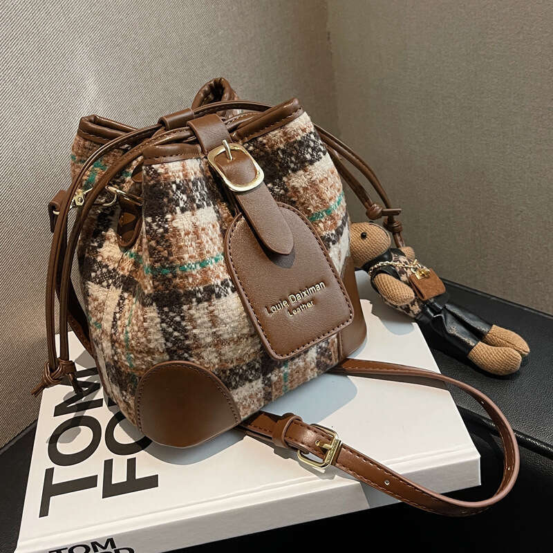 High-End Crossbody Bucket Shoulder Small for Women 2025 Spring Trend Plaid Hot Commuter Women's Bag New Casual Versatile Fashion Clothing