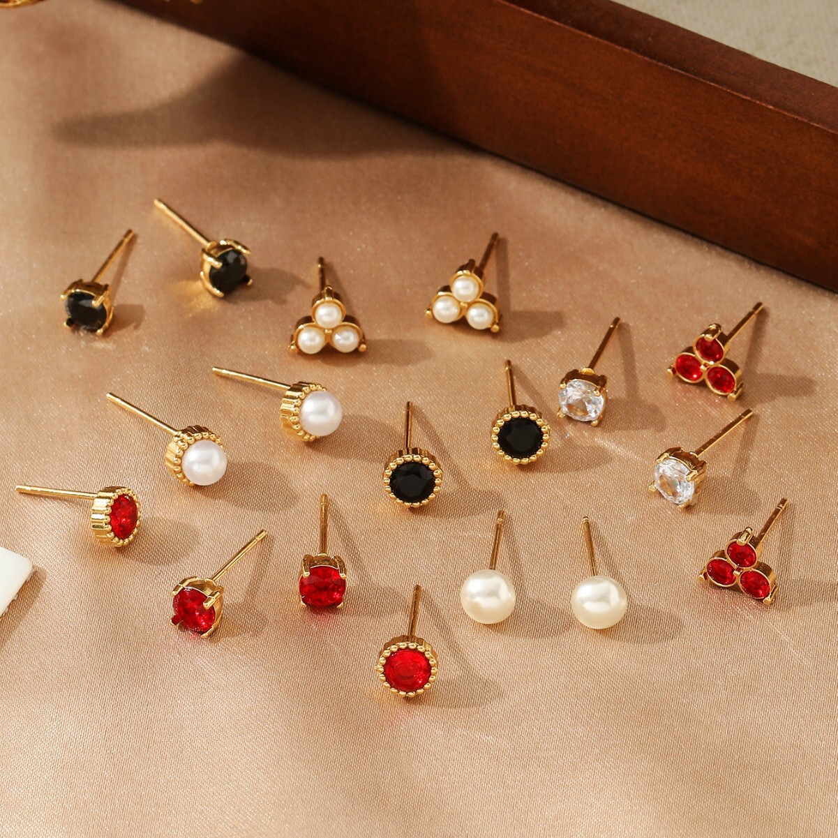 French Elegant Pearl Stud for Women, Titanium Steel, Simple and Versatile Mini Gold-Plated Non-Fading Zircon Cute Earrings