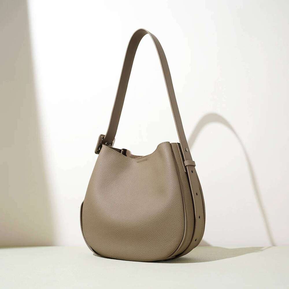 Niche Ladies Wide Strap Commuter Shoulder Large Capacity Leather Crossbody Women Simple Tote Bucket Bag Female