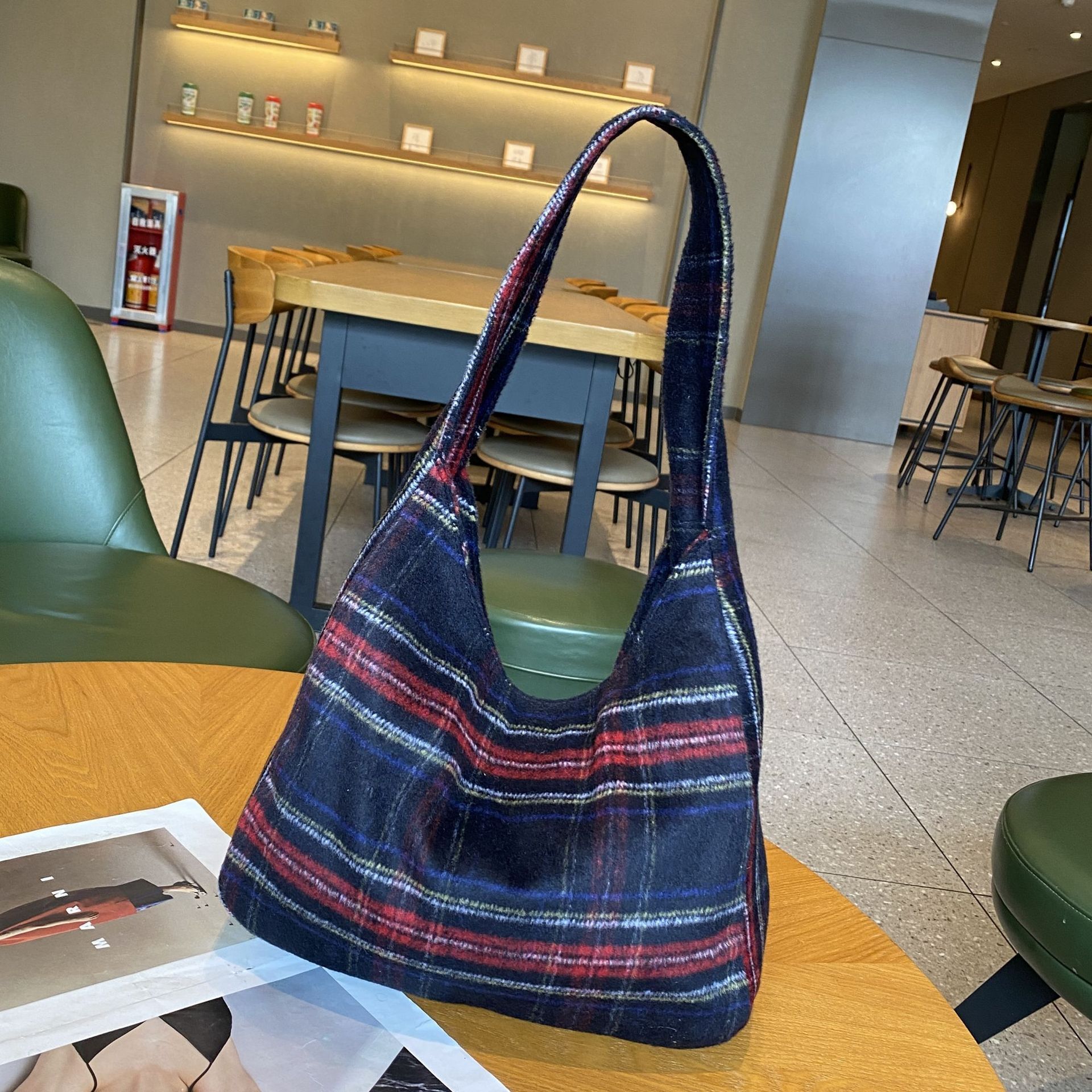 designer Versatile Ins Style Crossbody Bag for Women 2025 New Trend Retro Wool Plaid Tote Bag College Style Large Capacity Bag