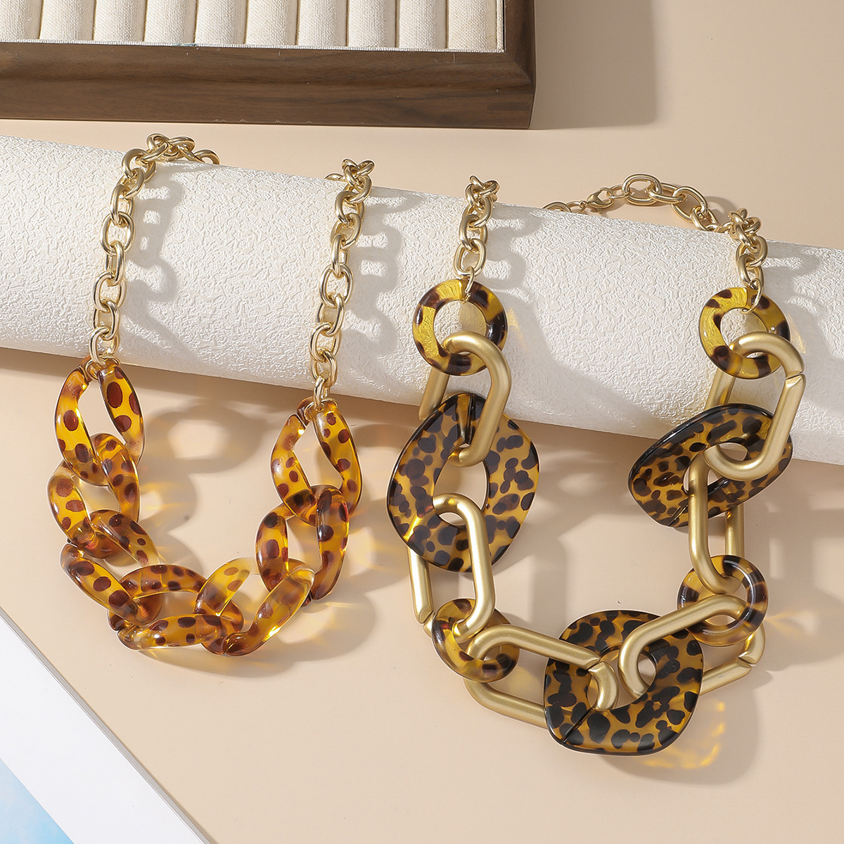 Ladies' acrylic leopard print with aluminum chain, personalized fashion trend necklace