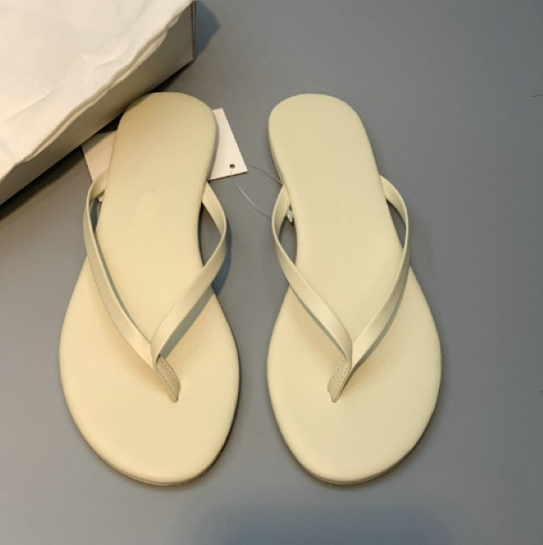 Small and versatile French style flip flops for casual beach wear, flat bottomed sandals for women Ad5613140