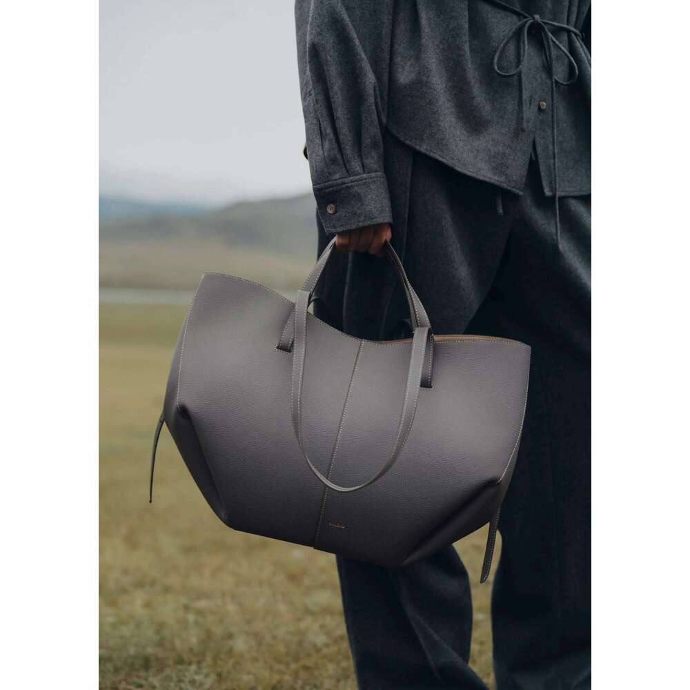 Designer Bags 2025 Elegant Classic Style Large Capacity Wing Crossbody Handbag Retro European American Niche Bucket Armpit Tote Bag Fashion Luxury Bag