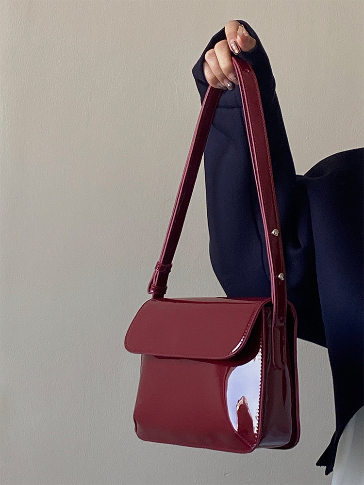 designer Hong Kong Style Retro Underarm Bag for Women, Autumn and Winter New Red Patent Leather Handbag, Shoulder Bag, Crossbody Bag, Small Square Bag