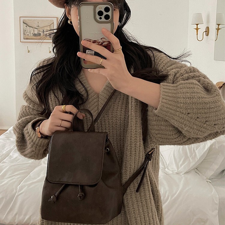 designer 2025 Spring Summer New Fashion Versatile Backpack for Women Xiaohongshu Popular Compact Retro Brown Ladies Backpack
