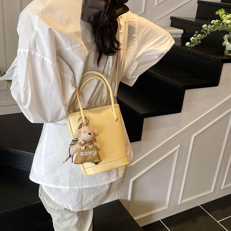 designer Korean Style INS Handheld Bucket Bag for Women 2025 New Niche Design Commuter Bag Casual Versatile Crossbody Bag