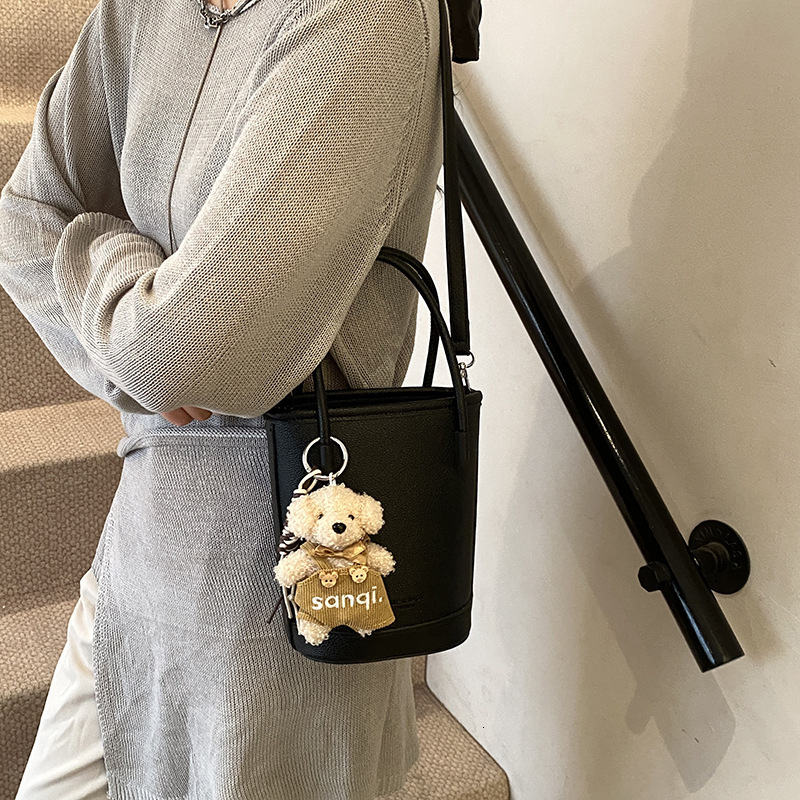designer Korean Style INS Handheld Bucket Bag for Women 2025 New Niche Design Commuter Bag Casual Versatile Crossbody Bag
