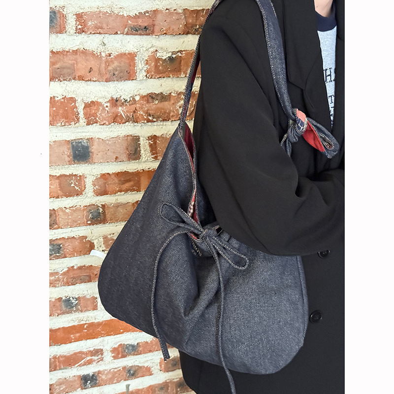 designer Spring New INS Style Large Capacity Simple Versatile Fashion Retro Single Shoulder Office Commuter Bag