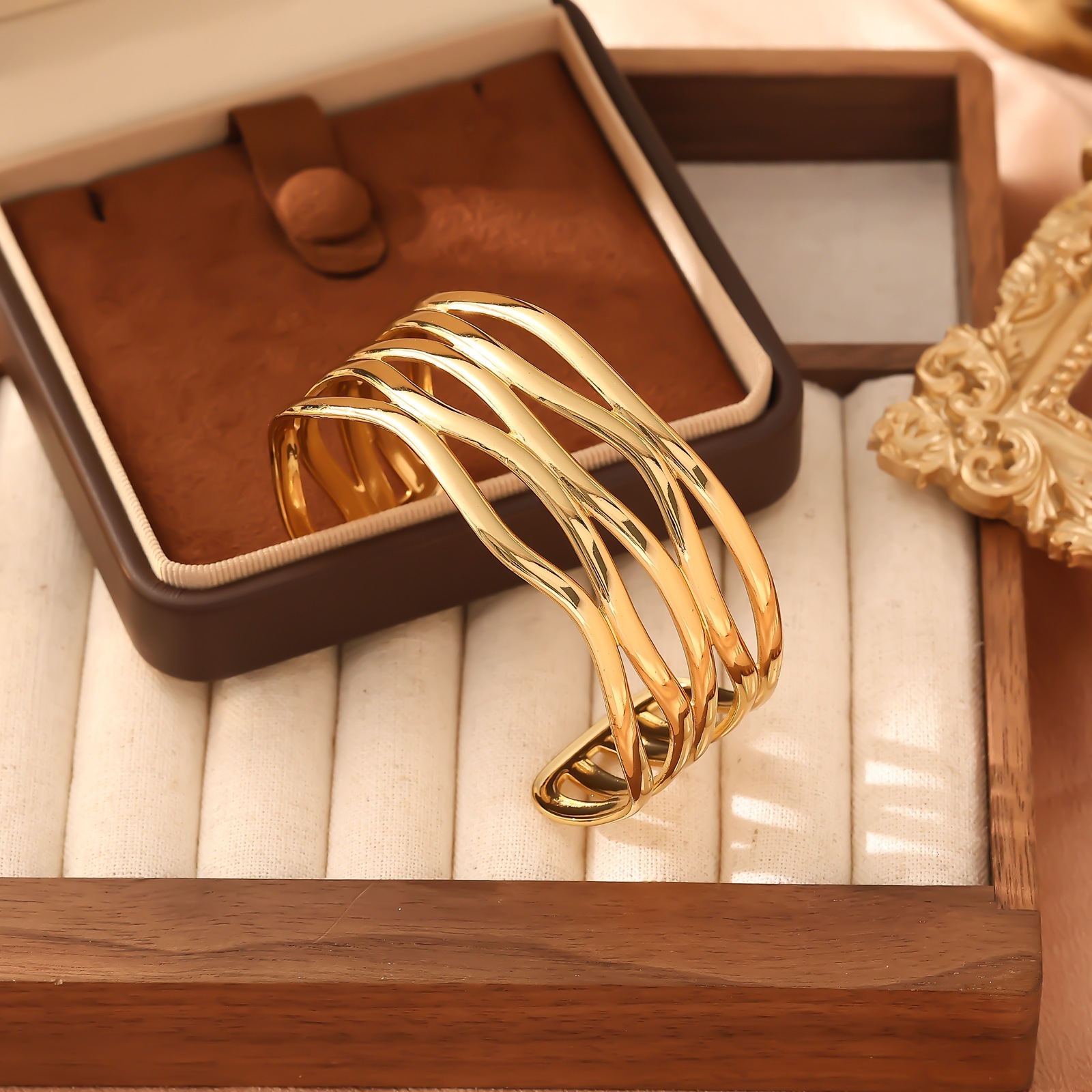 New Gold Stainless Steel Wood Grain C-Shaped Wrinkled Niche Design Style Fashion Bracelet