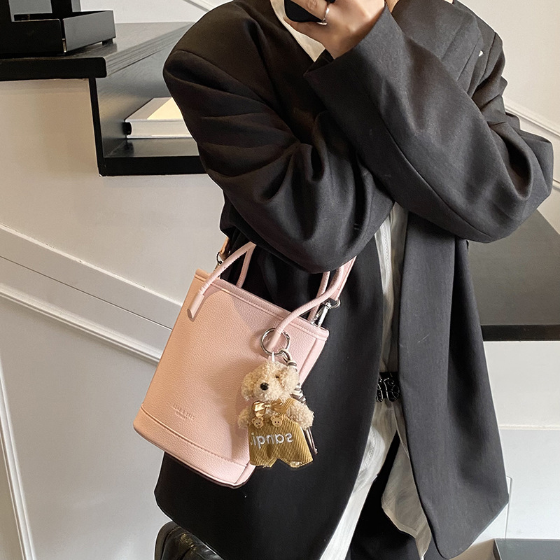 designer Korean Style INS Handheld Bucket Bag for Women 2025 New Niche Design Commuter Bag Casual Versatile Crossbody Bag