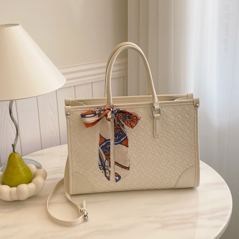 Free Shipping Designer Bag This Years Popular Trend Is Simple And Versatile Large Capacity For Womens 2025 New Shoulder Bags High-end Tote Bags