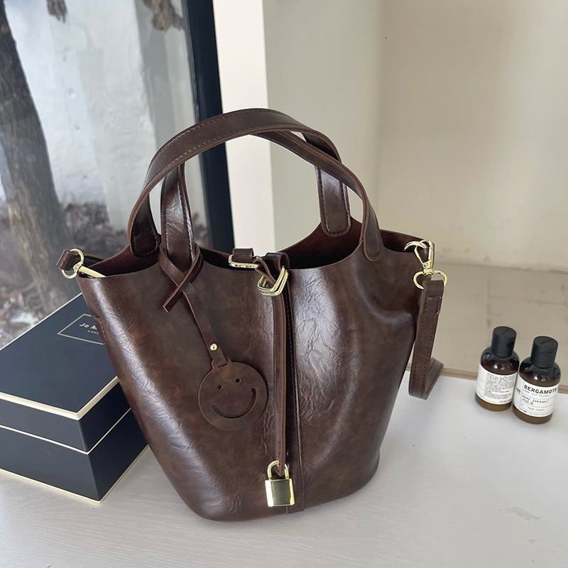 designer Milad Retro Handheld Basket Bag for Women Autumn Winter 2025 New Fashion Trendy Bucket Bag Versatile Crossbody Bag