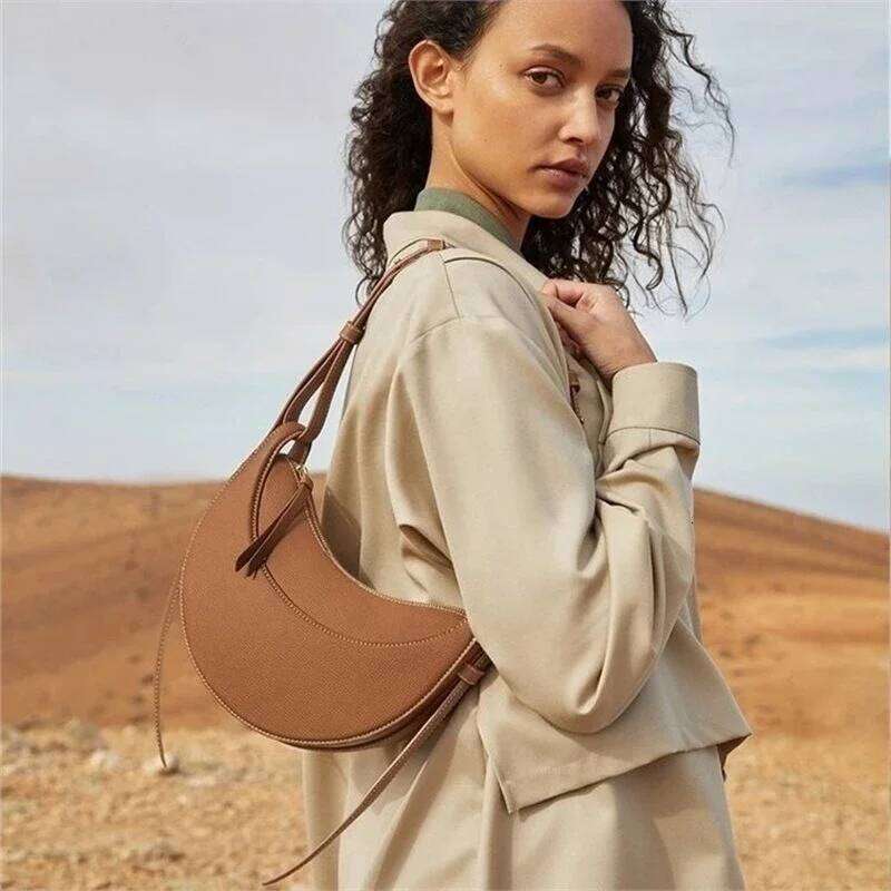 French Niche Design Single Shoulder Crossbody Crescent Bag