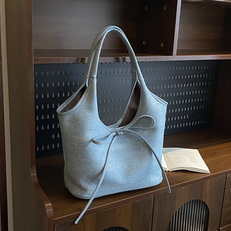 Free Shipping Designer Bag New Minimalist Fashionable Tote Bag Korean Version Commuter Womens Handbag Niche And Stylish Contrasting Single Shoulder Ba