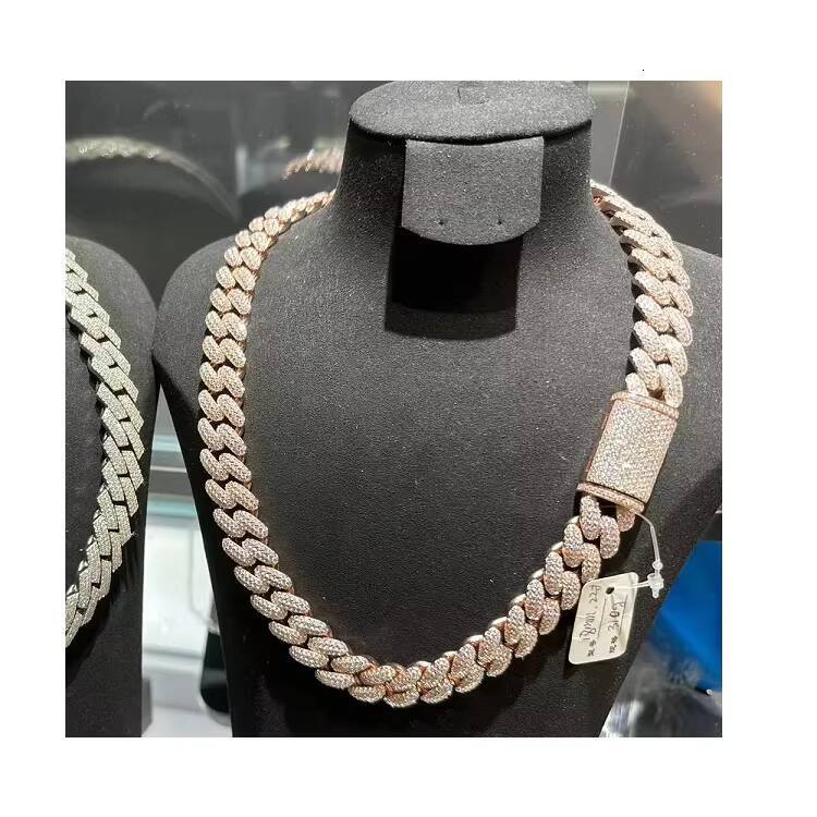 Merchant's high-quality Cuban chain store
