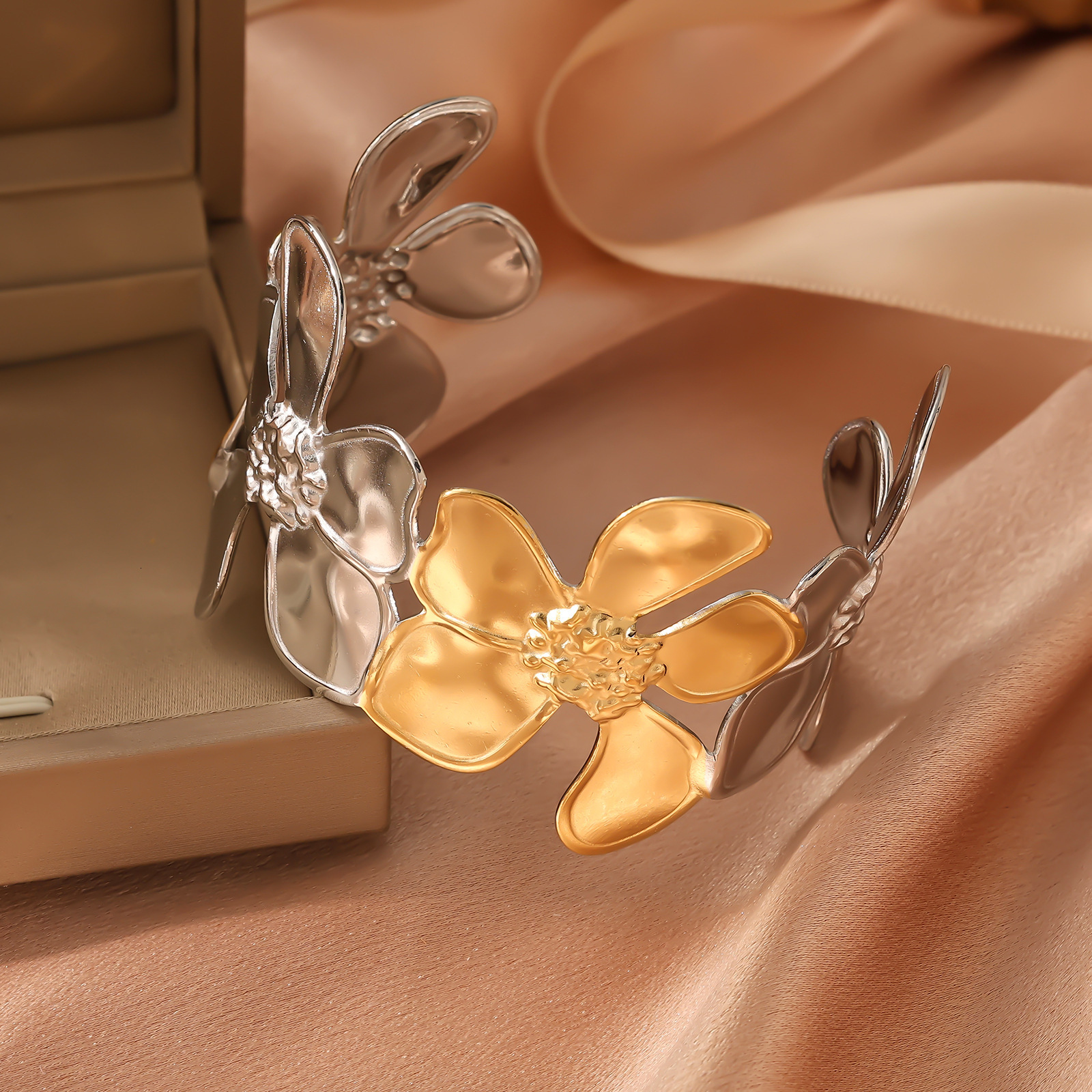 Hot Selling Stainless Open Oil Pressure Women's Fashion Arm Ring Titanium Plated Steel Bracelet Jewelry