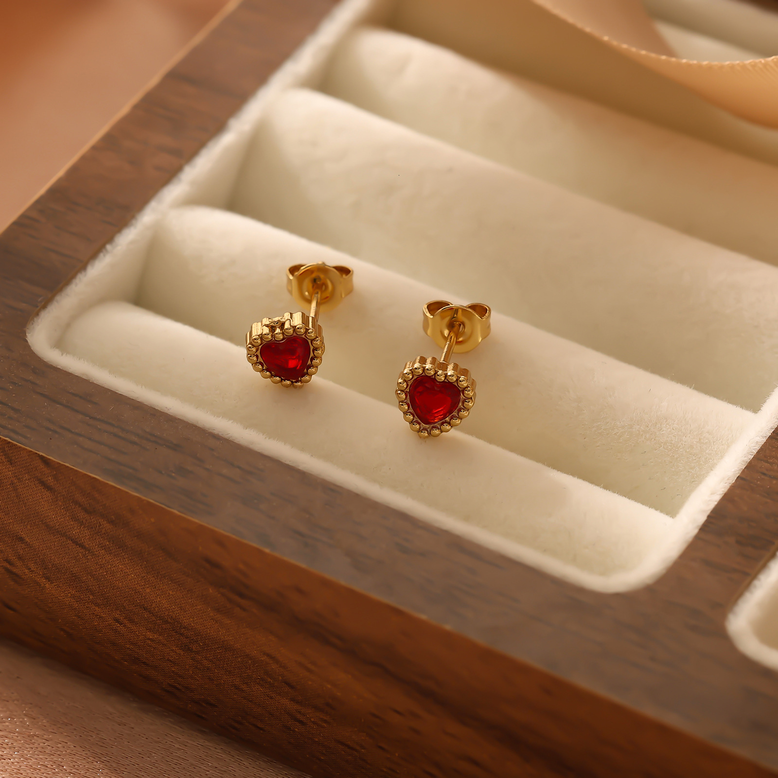 Unique Exquisite Sweet Heart-Shaped Stainless Small with Inlaid Dias Simple Versatile Gold-Plated Titanium Steel Earrings