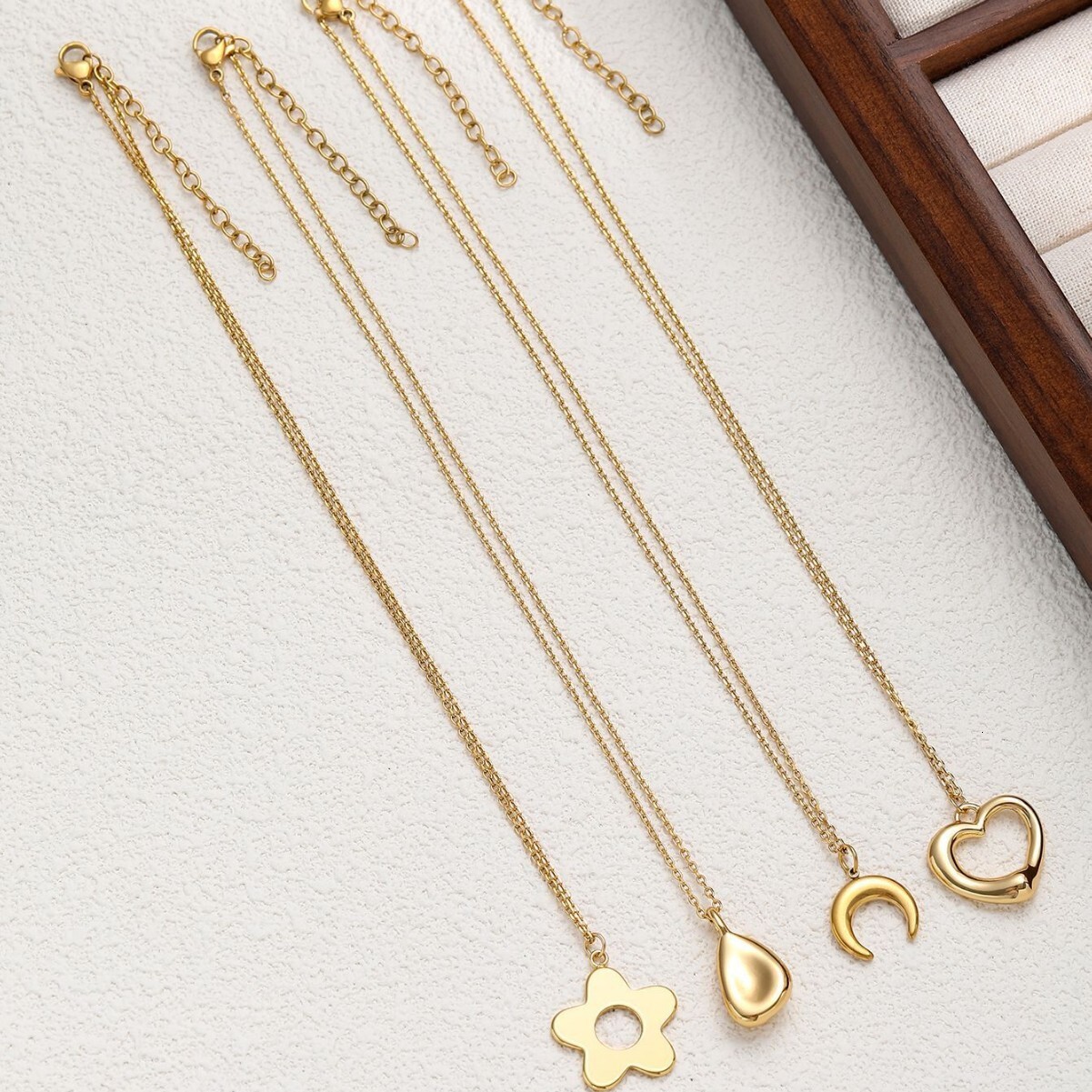 Brand New Heart Necklace Simple Women's High Version Heart-Shaped Hollow Pendant Advanced Collarbone