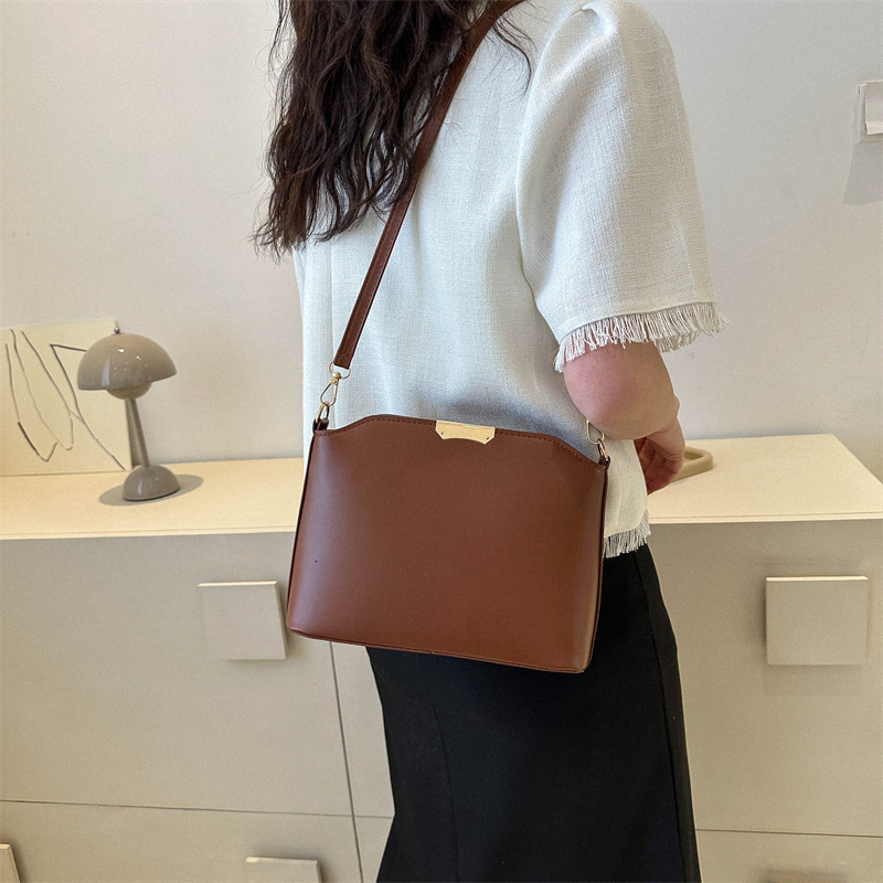 Retro and minimalist women's small bag, new fashionable large capacity shoulder width crossbody bag, designer women's shoulder bag