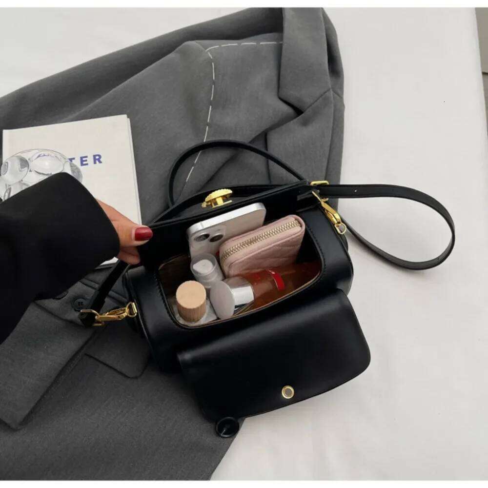 Classic Black Shoulder Bag Women's Versatile Retro Crossbody Square Bags 2024 New Large Capacity Textured Leather Flap Handbags