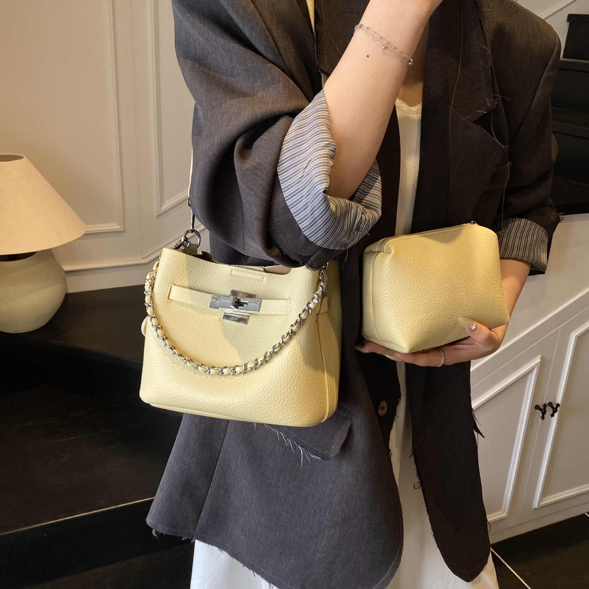 designer High-End Texture Fashion Handheld Bucket Bag 2025 Spring New Simple Shoulder Bag Trendy Casual Crossbody Bag