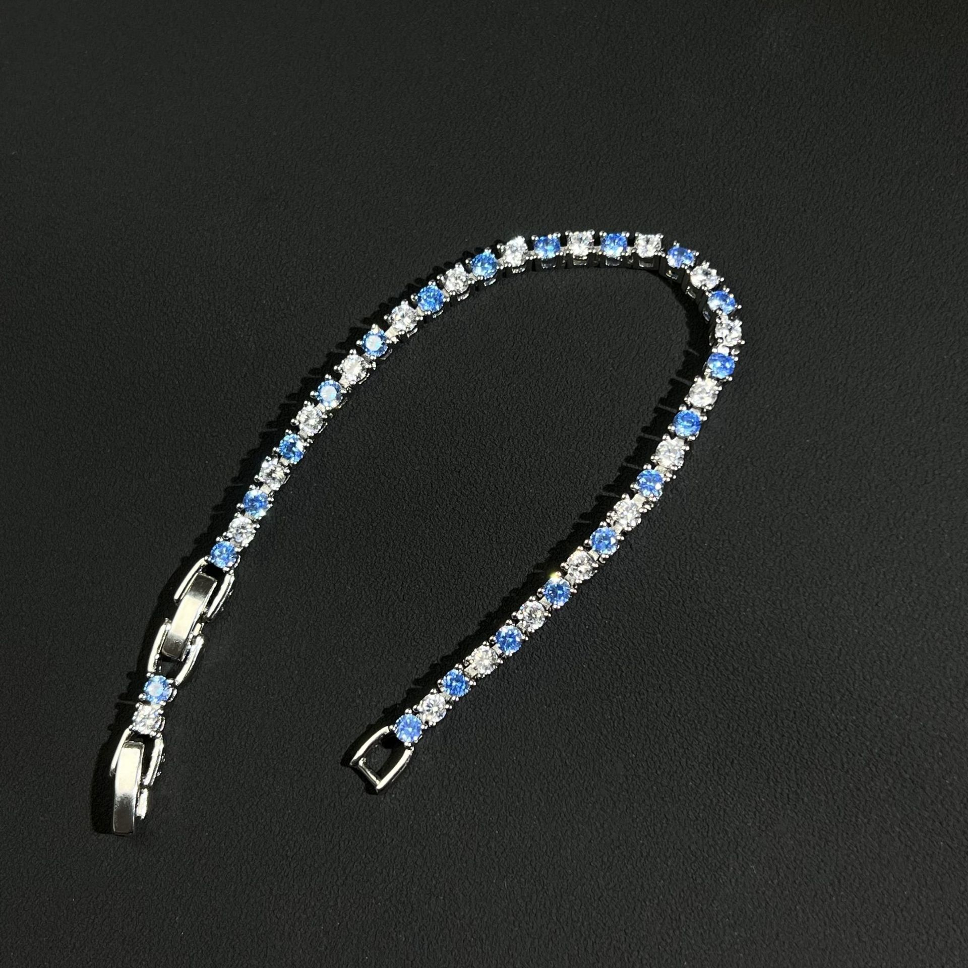 Luxury Female Wrist Ornament: Intricate Design of Brilliance Combining A Dazzling Stone