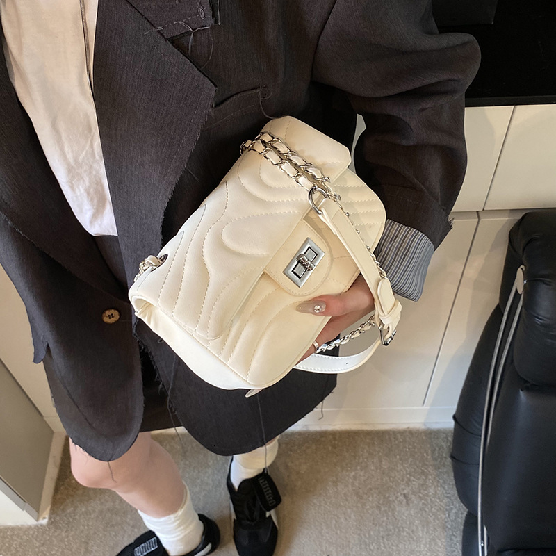 Free Shipping 2025 New High-end Versatile Underarm Bag Designer Bag Beach Bag Small Chanel Style Striped Commuter Shoulder Bag Chain Texture Crossbody