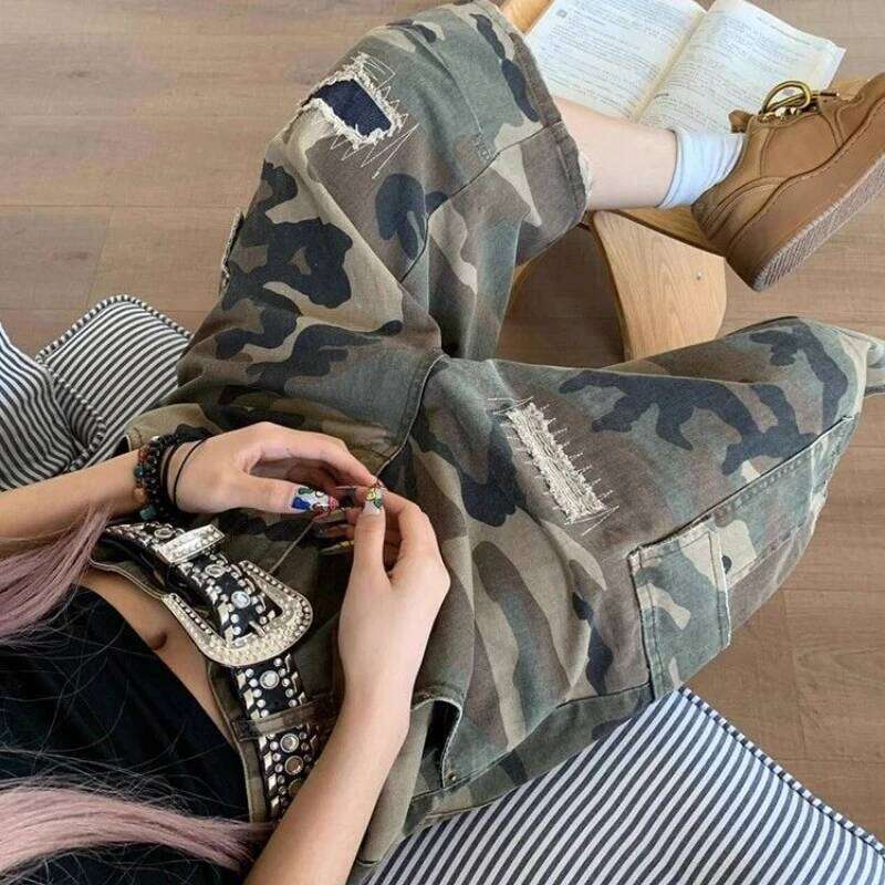 Large Size American Retro Ripped Patch Straight Camouflage Women Cropped Jeans Y2k Fashion Design Loose Casual Shorts Trendy
