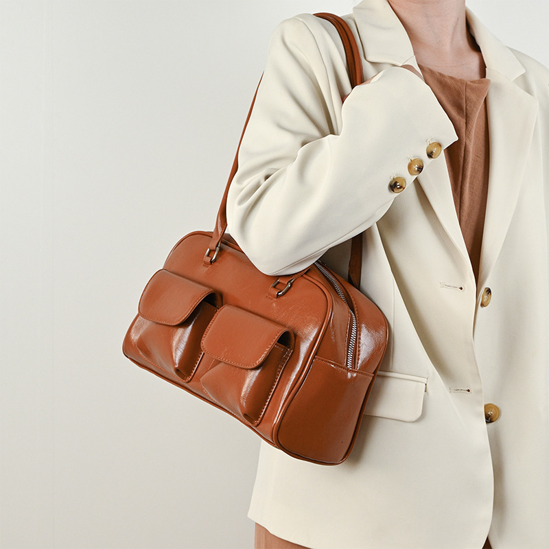 designer 2025 New Tote Bag Large Capacity Women's Shoulder Underarm Bag Oil Wax Leather Double Pocket Casual Handbag