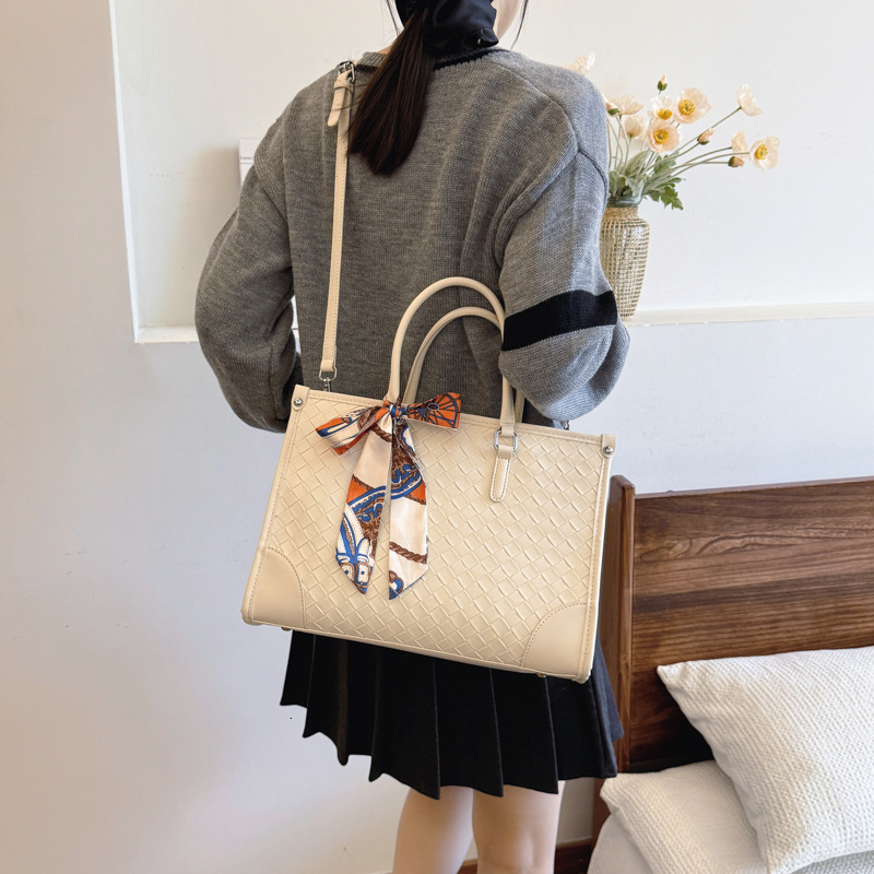 Free Shipping Designer Bag This Years Popular Trend Is Simple And Versatile Large Capacity For Womens 2025 New Shoulder Bags High-end Tote Bags