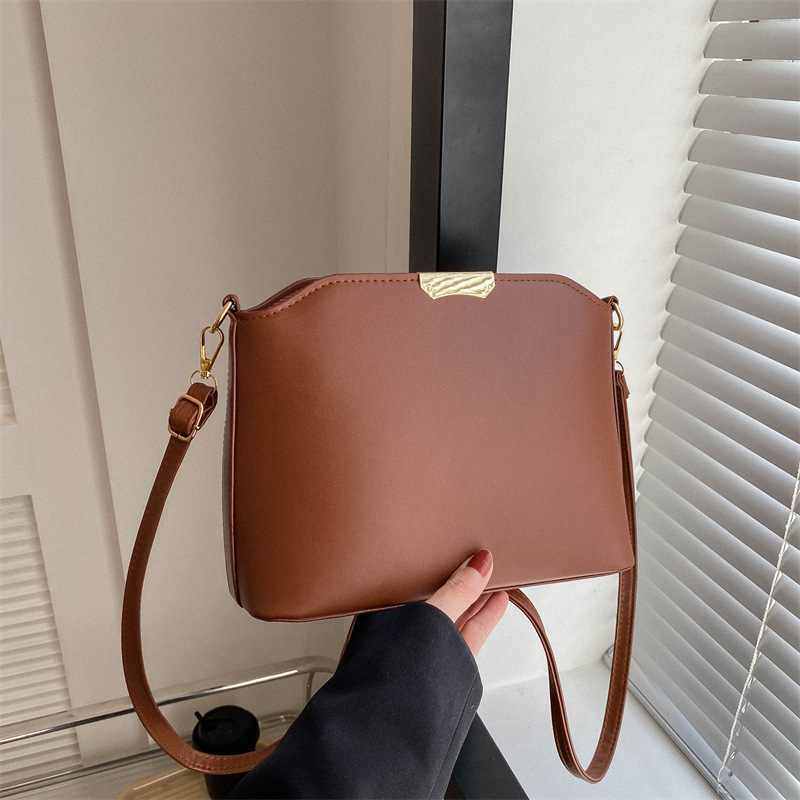 Retro and minimalist women's small bag, new fashionable large capacity shoulder width crossbody bag, designer women's shoulder bag