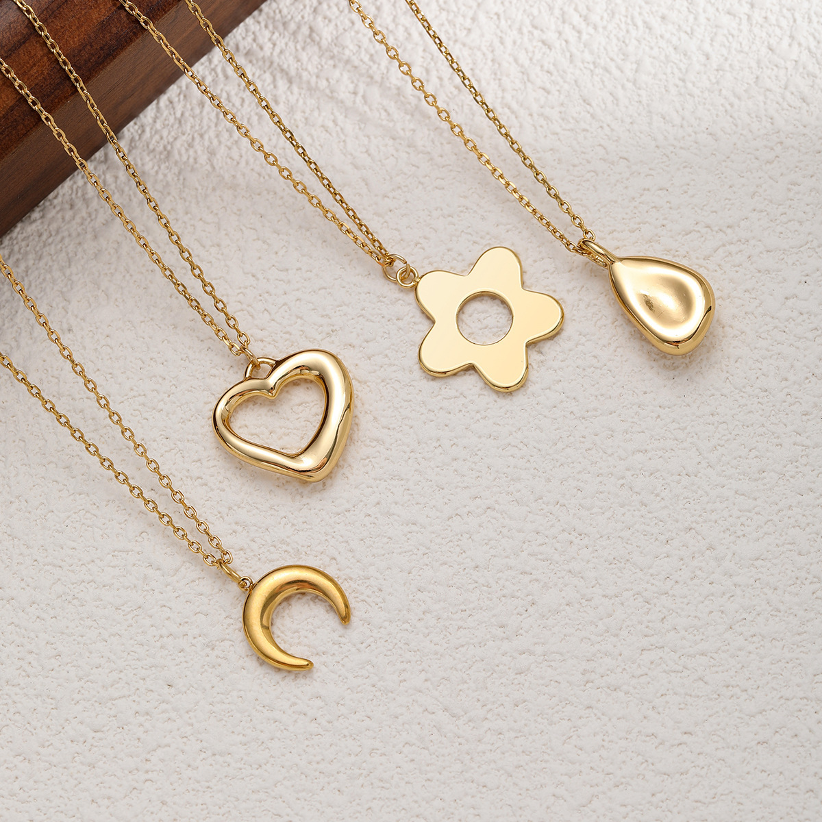 Brand New Heart Necklace Simple Women's High Version Heart-Shaped Hollow Pendant Advanced Collarbone