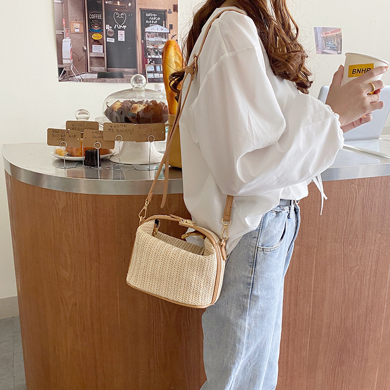 designer Korean Dongdaemun INS Grass Woven Small Bag Casual Women's Shoulder Crossbody Bag 2025 Spring New Handbag