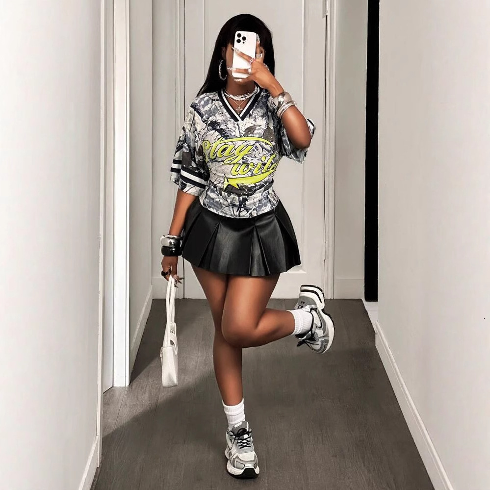 Designer T Shirt European And American New Fashion Trend Street Print Girl Style Loose Casual V Neck Top T Shirt Retro Short Sleeve Essentials Summer 